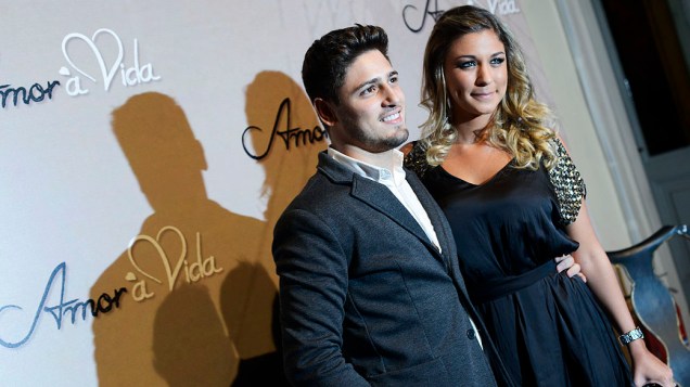 Daniel Rocha e namorada durante festa de lançamento da novela  Amor à Vida em São Paulo