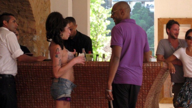 Amy Winehouse - e sua caipirinha - no bar do Hotel Santa Teresa: aquecimento para o show da noite de segunda-feira no Rio