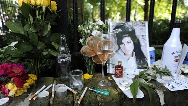 Fãs de Amy prestam homenagem à cantora na porta de sua casa, em Londres