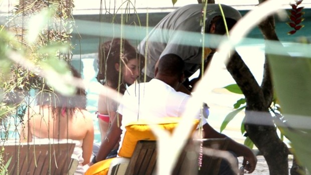 Drinks na piscina: Amy Winehouse, no terceiro dia de reclusão no hotel em Santa Teresa, voltou à piscina na manhã desta sexta-feira