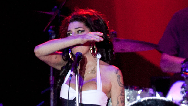 Amy Winehouse, num dos momentos em que assoou o nariz no palco: show vacilante