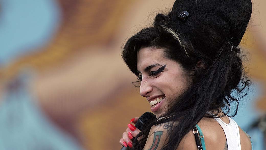 Amy Winehouse volta ao topo das paradas britânicas