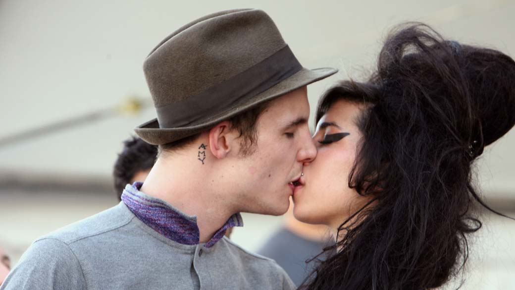 Amy Winehouse beija o namorado Blake Fielder, durante o festival Coachella na Califórnia, 2007