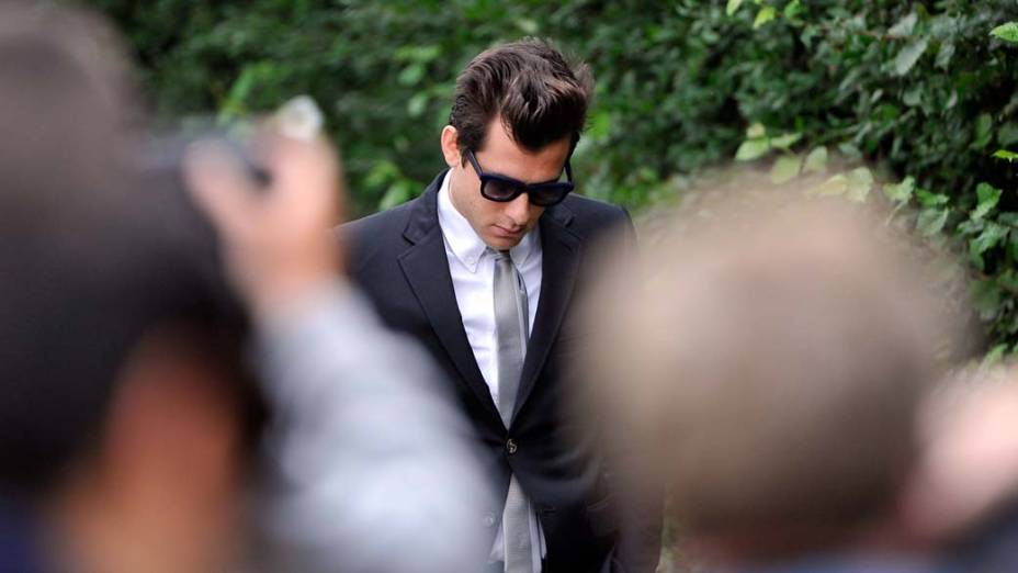 O produtor musical Mark Ronson, responsável pelo álbum <em>Back To Black</em>, no funeral de Amy Winehouse no cemitério Edgwarebury Lane, em Londres