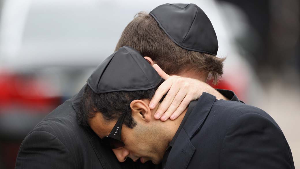 Os humoristas Daniel Zuckerman e André Machado se passam por amigos de Amy Winehouse no funeral da cantora, em Londres