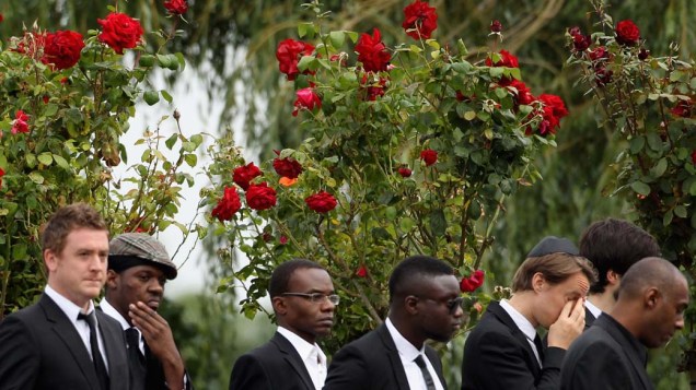 Amigos e familiares no funeral de Amy Winehouse no cemitério Edgwarebury Lane, em Londres
