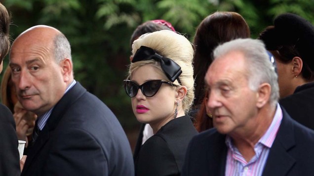 Kelly Osbourne chega para a cerimônia de cremação de Amy Winehouse no crematório Golders Green, em Londres