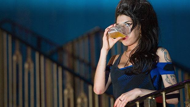 Amy Winehouse rouba a cena em show do Libertines, em 25 de agosto de 2010