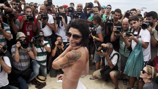 Ana Paula Nogueira aderiu ao protesto do topless em Ipanema