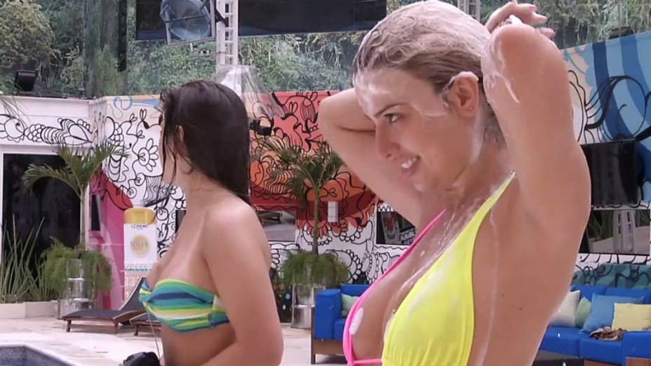 BBB 13: Anamara dá aula de sedução para Fernanda e Andressa