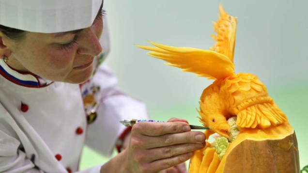 A russa Anastácia Korsakova esculpe fruta durante competição em Leipzig, Alemanha