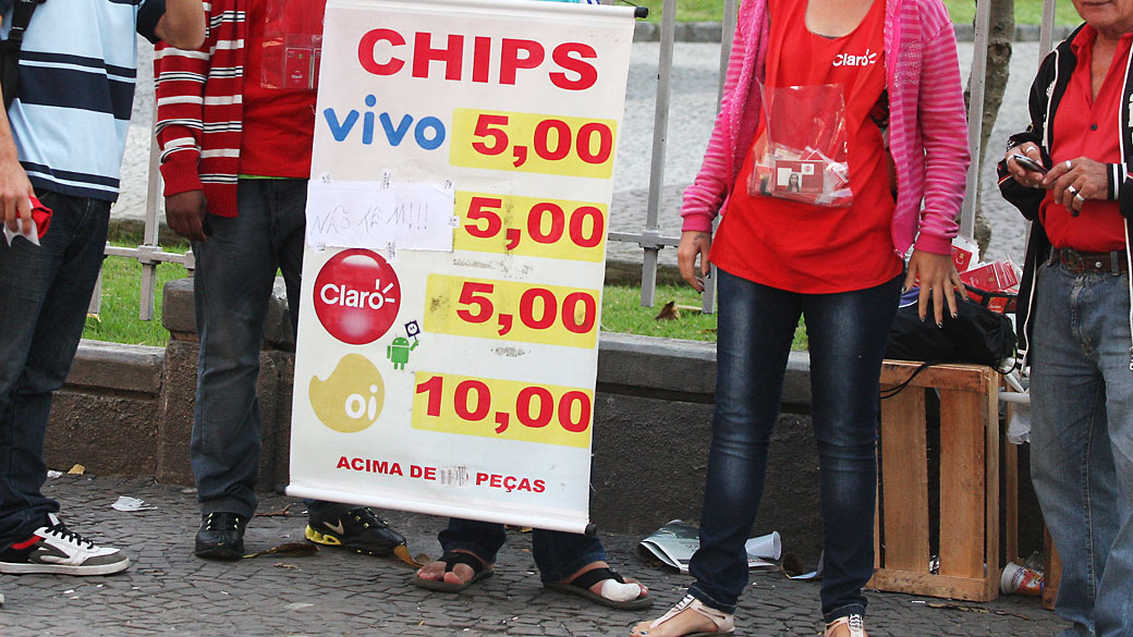 Venda avulsa de chips de operadoras de telefonia celular, no Largo da Carioca no centro do Rio