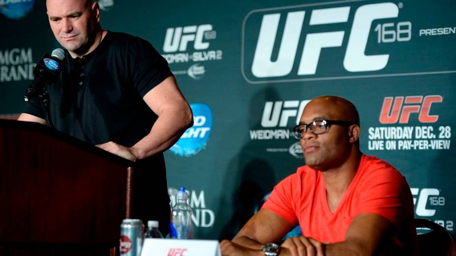 Dana White e Anderson Silva na coletiva em Las Vegas: Foi uma batalha trazê-lo aqui