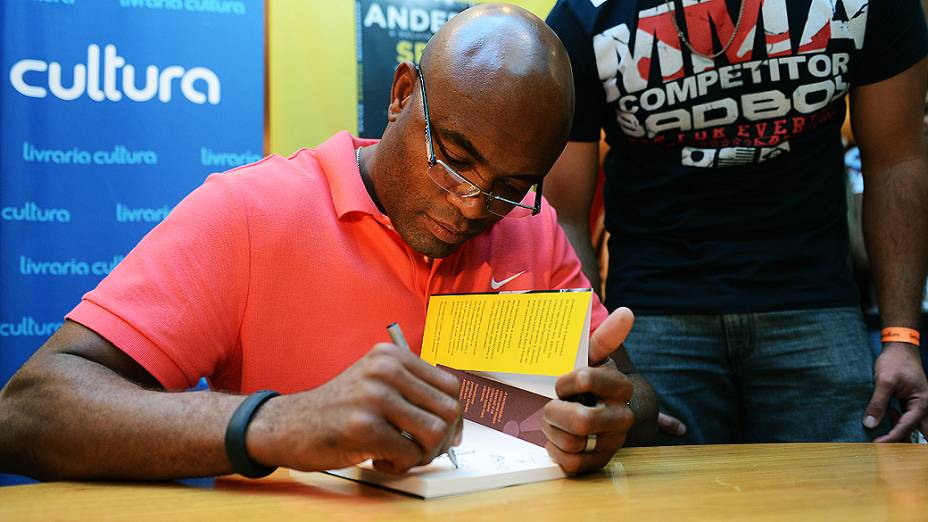 Anderson Silva no lançamento de seu livro em São Paulo