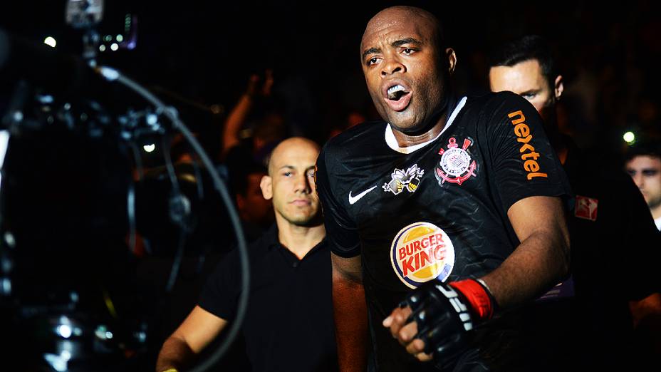 Anderson Silva entra para lutar com Stephan Bonnar na HSBC Arena, na Barra da Tijuca