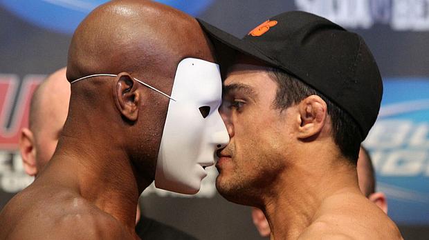 Anderson Silva (à esq.) e Vitor Belfort em encarada antes da luta principal do UFC 126