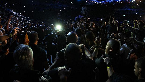 Anderson Silva foi recebido por vários fãs no caminho até o octógono do primeiro UFC Rio