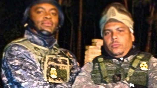 Anderson Silva e Ronaldo posam para foto antes de disputa no paintball