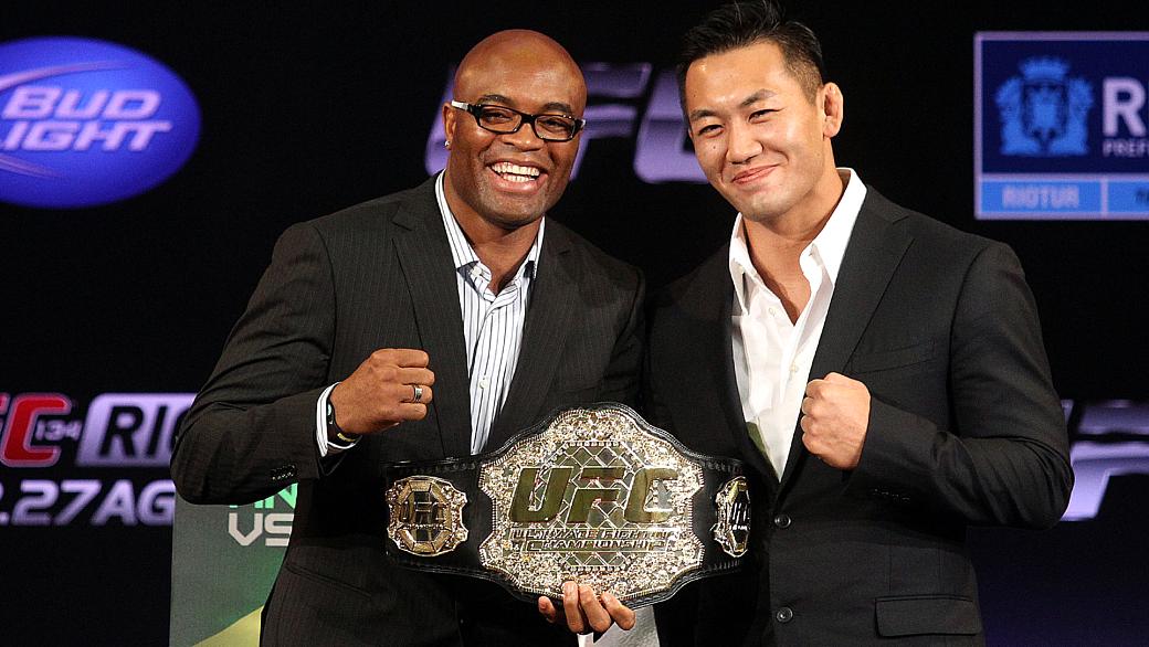 Anderson Silva e o japonês Yushin Okami na apresentação do UFC Rio