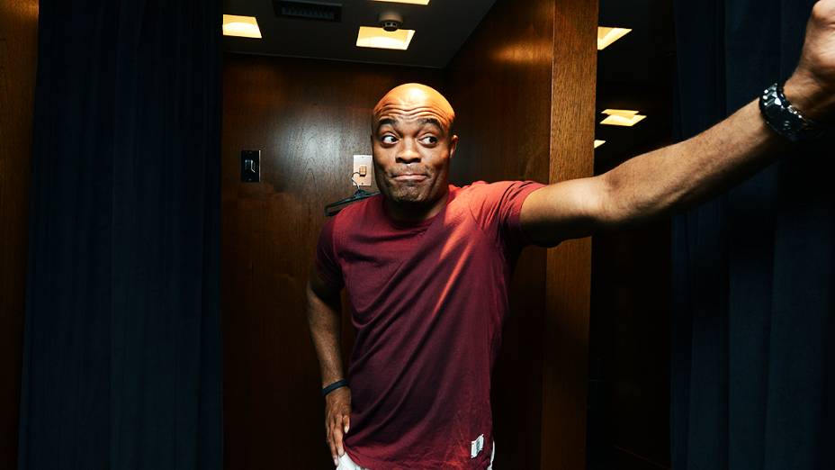 Anderson Silva passou 1h30 experimentando roupas em um shopping da zona sul de São Paulo