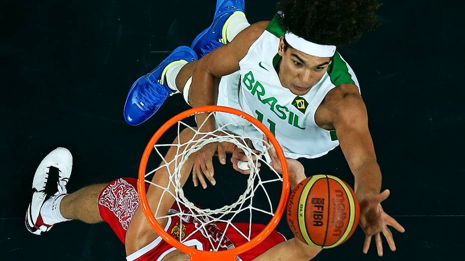 Anderson Varejão durante o jogo do Brasil contra a Rússia, no basquete masculino, em 02/08/2012