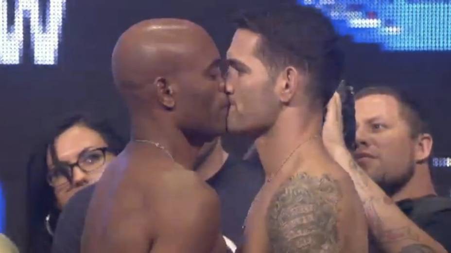 A pesagem do UFC 162: Silva x Weidman, no cassino Mandalay Bay, em Las Vegas