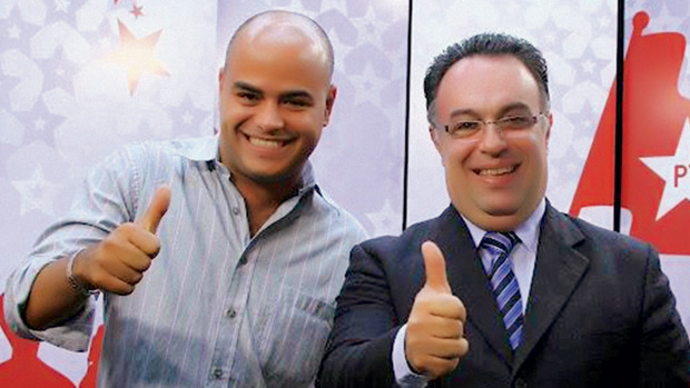 DINHEIRO PÚBLICO - André Guimarães (à dir.) trabalha no gabinete do deputado André Vargas, vice-presidente da Câmara