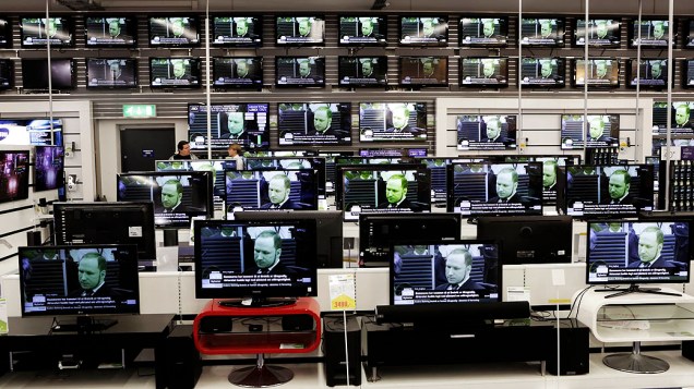 Loja de eletrônicos mostra televisões com o julgamento de Anders Breivik, na Noruega