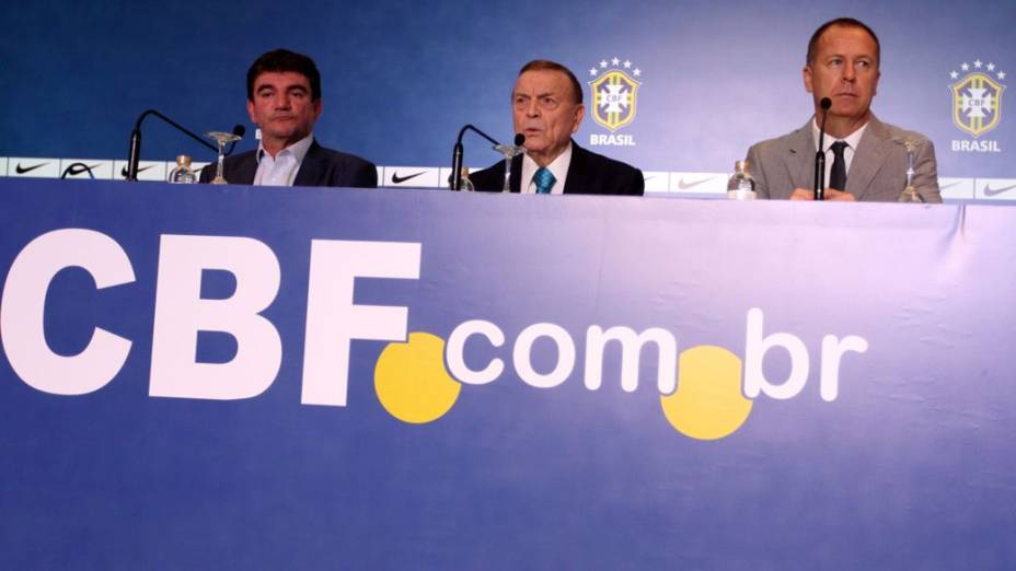 Andrés Sanchez, José Maria Marin e Mano Menezes em convocação da seleção