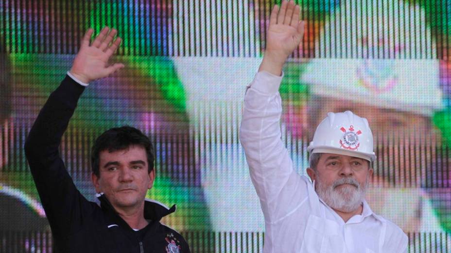 Andrés Sanchez com o ex-presidente Luiz Inácio Lula da Silva durante evento no canteiro de obras do Itaquerão