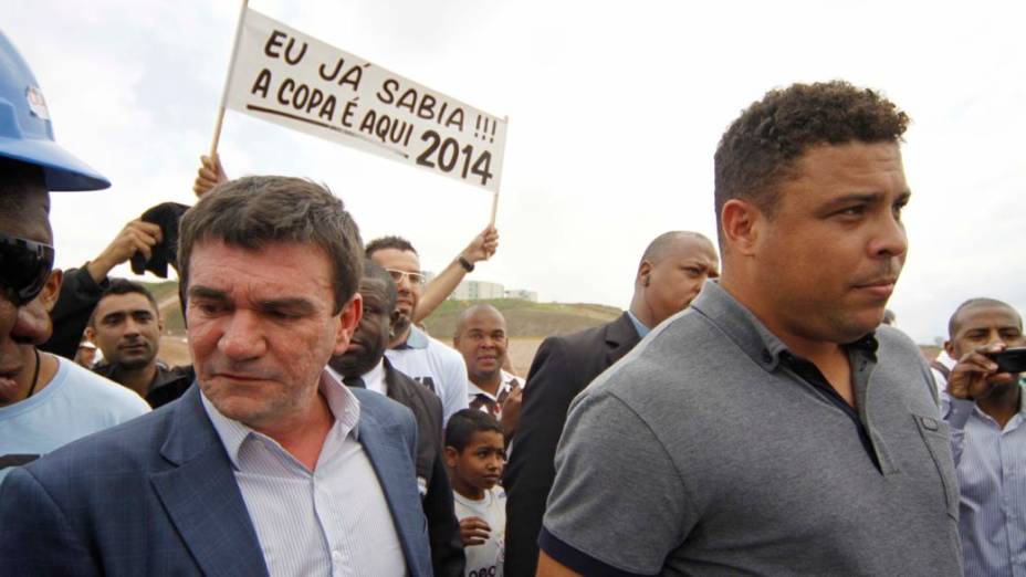 Andrés Sanchez com Ronaldo no anúncio de que o Itaquerão seria palco da abertura da Copa de 2014