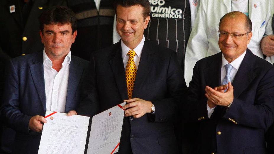 Andrés Sanchez, Gilberto Kassab e Geraldo Alckmin na assinatura do incentivo fiscal para o estádio do Corinthians