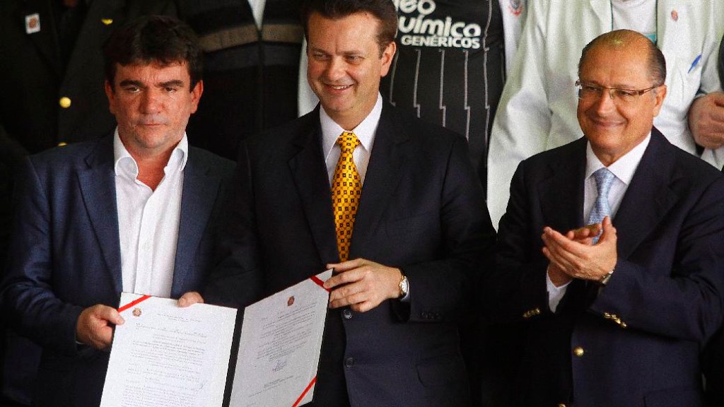 Andrés Sanchez, Gilberto Kassab e Geraldo Alckmin: prefeito de São Paulo assinou a lei de incentivo fiscal para o estádio do Corinthians