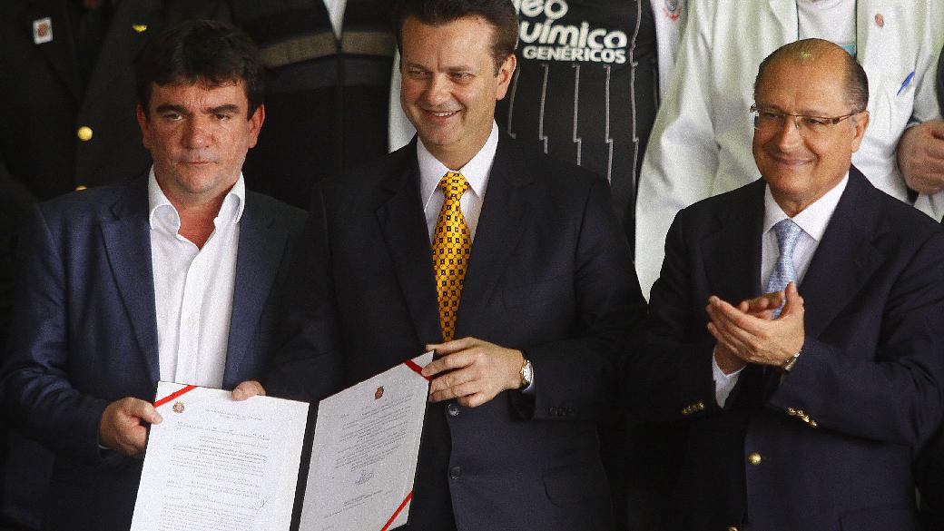 Andrés Sanchez, Gilberto Kassab e Geraldo Alckmin: prefeito de São Paulo assinou a lei de incentivo fiscal para o estádio do Corinthians