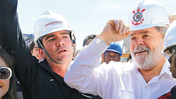 O cartola e o fiador: amigo de Sanchez (de preto), Lula agiu para convencer construtora e bancos a financiar o Itaquerão
