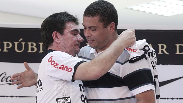 Andrés Sanchez, presidente do Corinthians, e Ronaldo (à dir.)