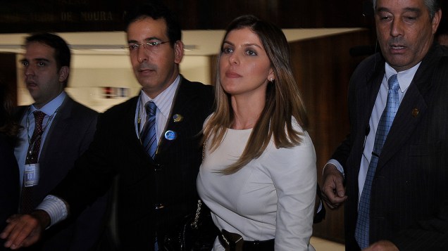 Andressa Mendonça, esposa do empresário Carlos Augusto Ramos, o Carlinhos Cachoeira, deixa o Congresso Nacional após depoimento de Cachoeira na Comissão Parlamentar Mista de Inquérito