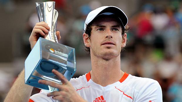 Andy Murray leva o troféu após derrotar Alexandr Dolgopolov na final de Brisbane