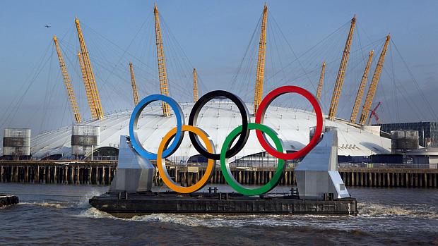 Anéis olímpicos no Rio Tâmisa, em Londres