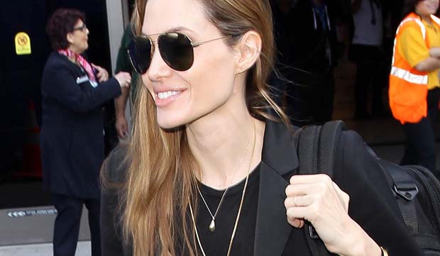 Angelina Jolie é vista com novo anel