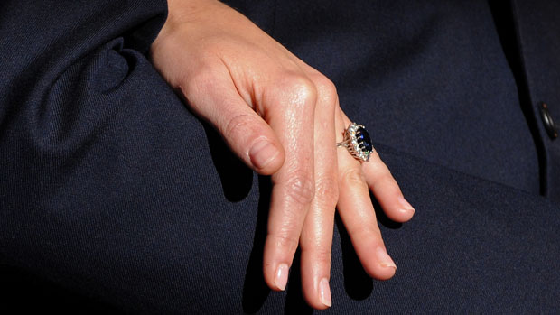 A mão de Kate Middleton, com o anel de noivado que pertenceu a Diana