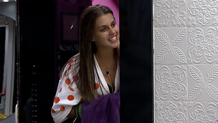 Angela flagra Marcelo e Vanessa tomando banho juntos no BBB14