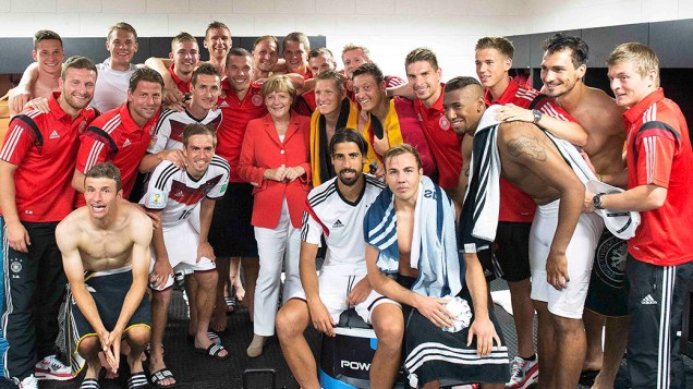 A chanceler alemã, Angela Merkel, comemora o título da Copa do Mundo de Futebol de 2014, junto aos jogadores, no estádio no Maracanã, no Rio de Janeiro