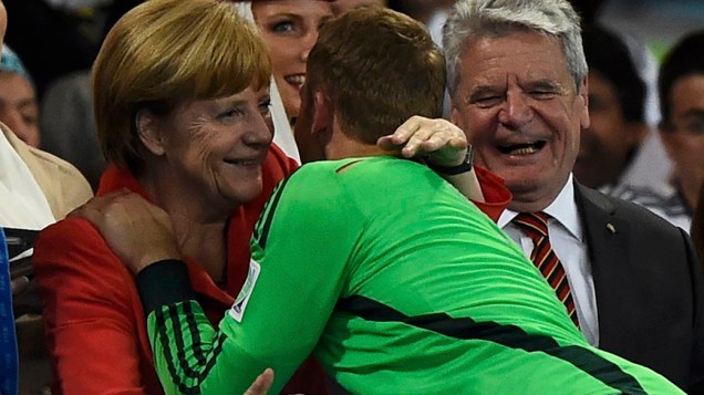 Angela Merkel cumprimenta o goleiro da alemanha, Manuel Neuer, após a conquista da Copa do Mundo de Futebol de 2014, no estádio Maracanã, no Rio de janeiro