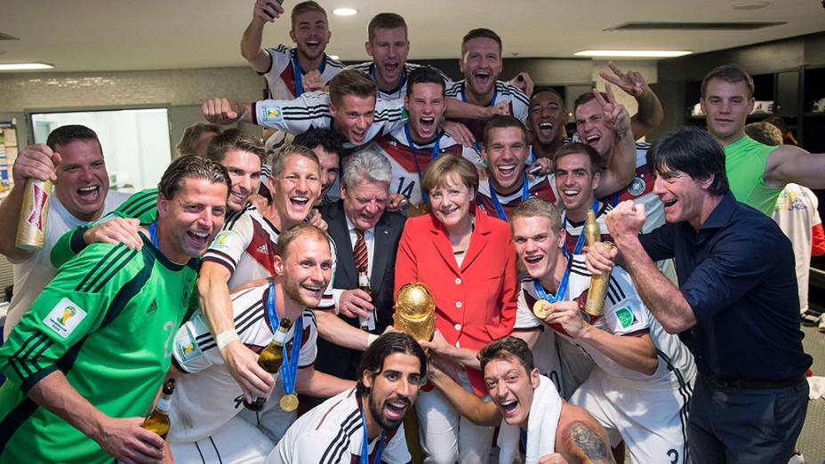 A chanceler alemã, Angela Merkel, comemora o título da Copa do Mundo de Futebol de 2014, junto aos jogadores, no estádio no Maracanã, no Rio de Janeiro