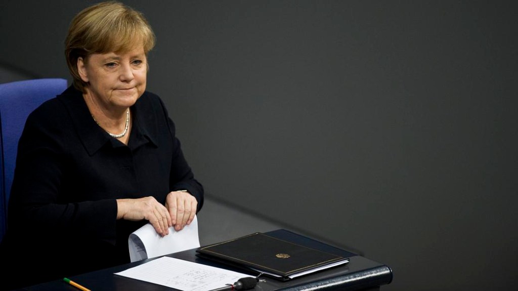 A chanceler Angela Merkel depois de fazer seu discurso nesta sexta-feira, no Parlamento alemão
