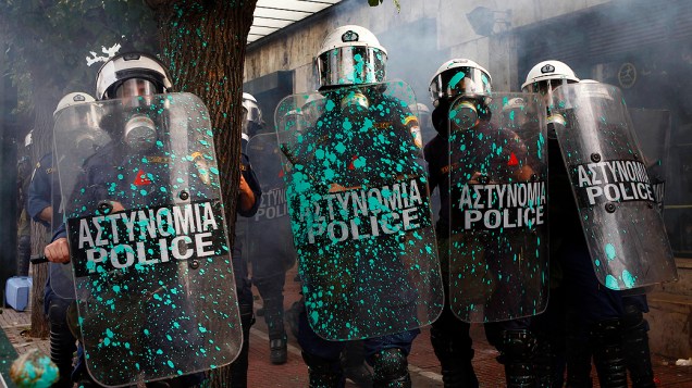 Policiais fazem barreira impedindo que manifestantes se aproximem do Parlamento grego