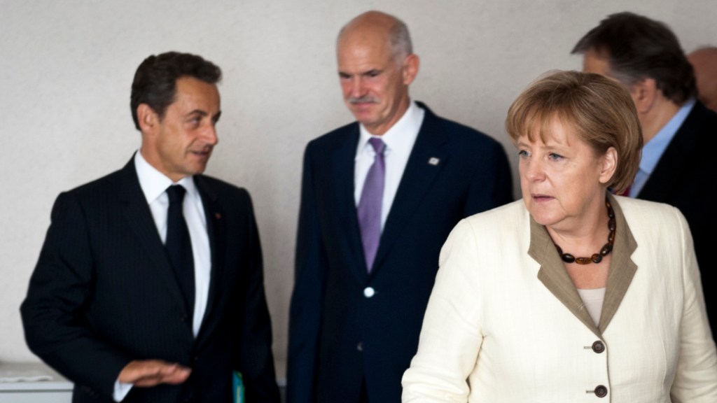 Primeiro-ministro grego George A. Papandreou, Angela Merkel e Nicolas Sarkozy, durante reunião na cúpula de Bruxelas