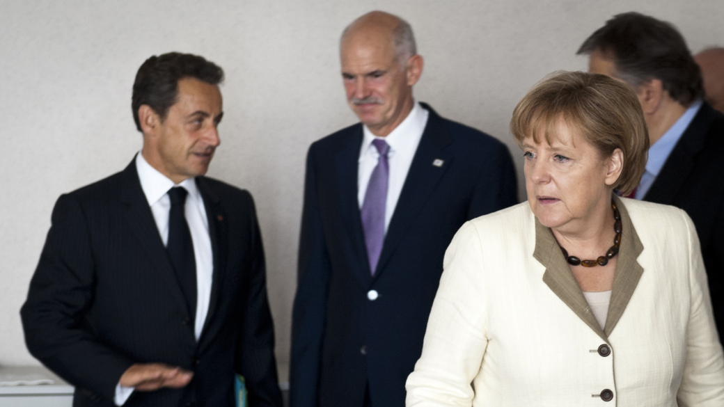 Primeiro-ministro grego George A. Papandreou, Angela Merkel e Nicolas Sarkozy, durante reunião na cúpula de Bruxelas