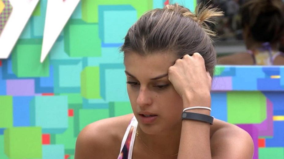 Angela se desculpa com Marcelo após briga no BBB14